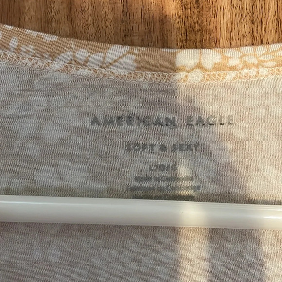 American Eagle women’s shirt large tan white short sleeve soft sexy vneck AEO - Picture 3 of 5